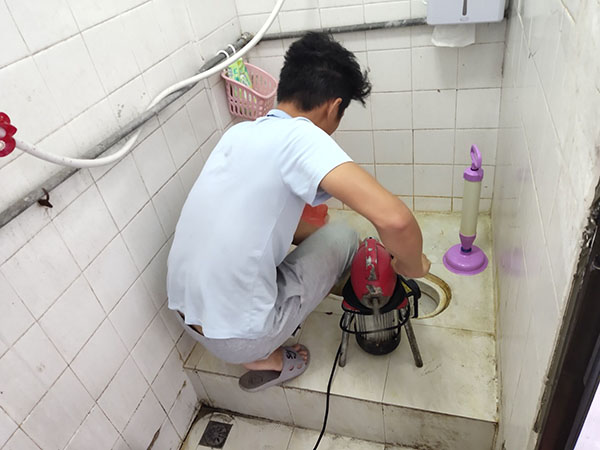 从江管道堵塞冒臭气 专业师傅现场解决问题