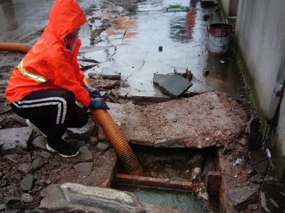 从江专业清理污水池 炜誉市政以规范流程守护城市 “肠道”