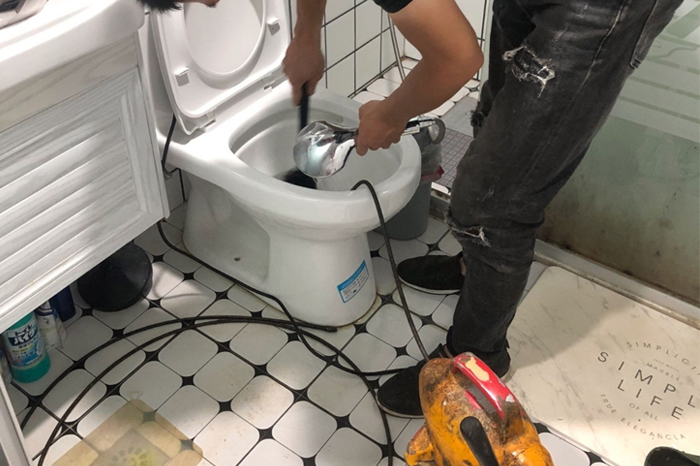 从江马桶堵塞自己疏通还是找师傅?专业上门服务让你省时更省心