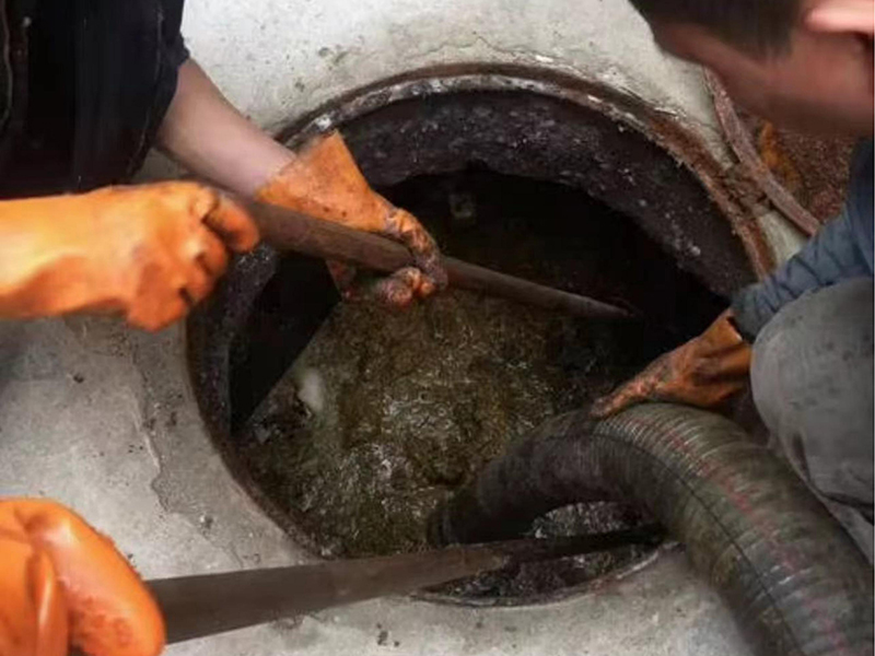 从江清理化粪池时如何避免沼气的危害?